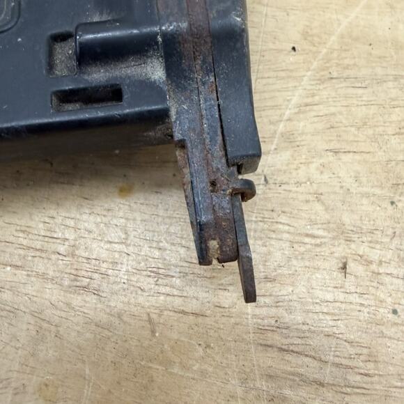 Craftsman 18 Gauge Brad Nailer 5/8" to 2" Air Power Tool - Picture 12 of 13